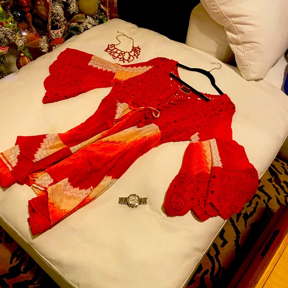 Kelli’s bundle of beach cover up, Freelook unisex watch, and necklace.